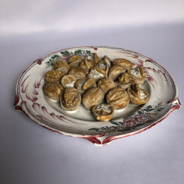 Assiette de noix en trompe l’œil de Lunéville