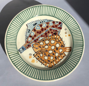 Assiette plate à décor de barbues par Mathurin Méheut