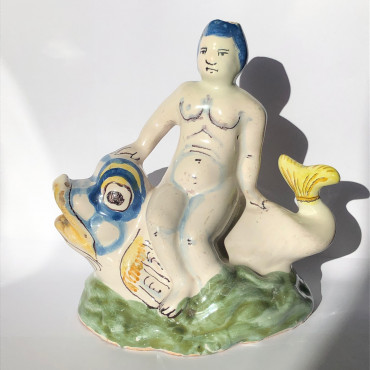 Bouteille représentant amphitrite chevauchant un dauphin - Nevers