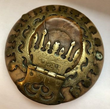 Tabatière de forme lenticulaire à décor d’autel